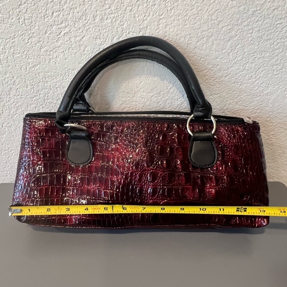 WINE CLUTCH-BURGUNDY CROC SINGLE
BOTTLE WINE TOTE INCLUDES WINE BOTTLE OPENER - Picture 2 of 5